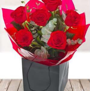 6-red-roses-£32.50